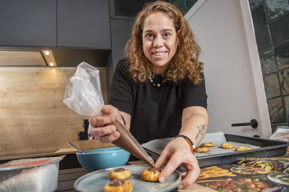 Sophie Crudo (36): al vijf jaar bij het culinaire team. Opgegroeid in het Italiaanse restaurant van haar ouders in Buizingen en daar de smaak voor lekker eten te pakken gekregen. Vervolgens verschillende kookcursussen gevolgd in avondschool. 