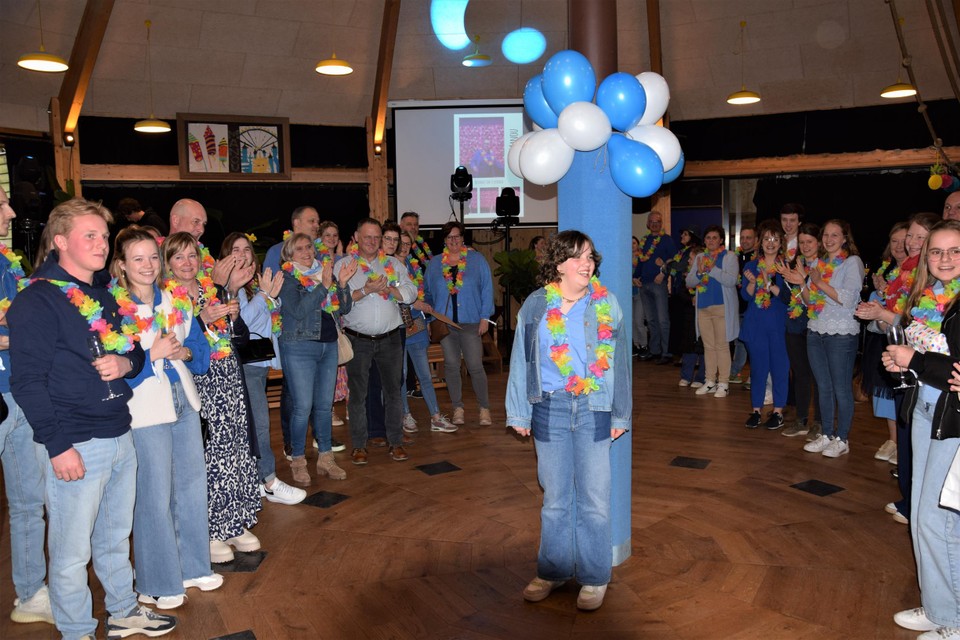 De 13-jarige goedlachse Ardooise werd onder luid applaus door tientallen blauwe vrienden en familie verwelkomd in het schoolgebouw dat volledig werd omgetoverd tot haar eigen Tomorrowland-festival.