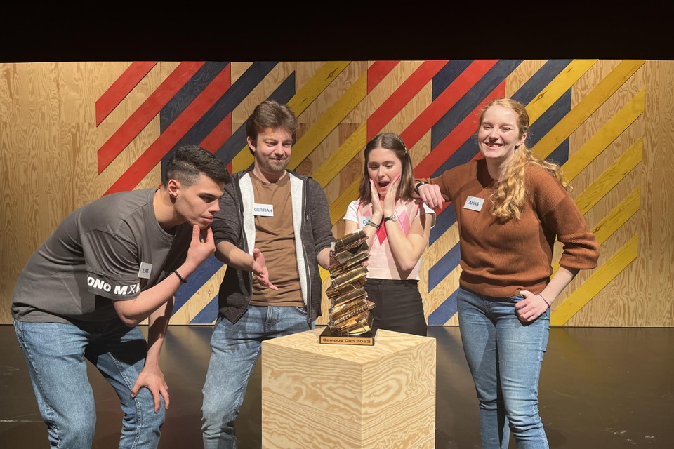 Anna Dheedene, uiterst rechts, met studenten Ilias, Gertjan en Emma.