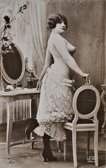 Een prostituee toont zich van haar beste kant in het begin van de twintigste eeuw. De foto is wellicht in België gemaakt door een Parijs bureau.