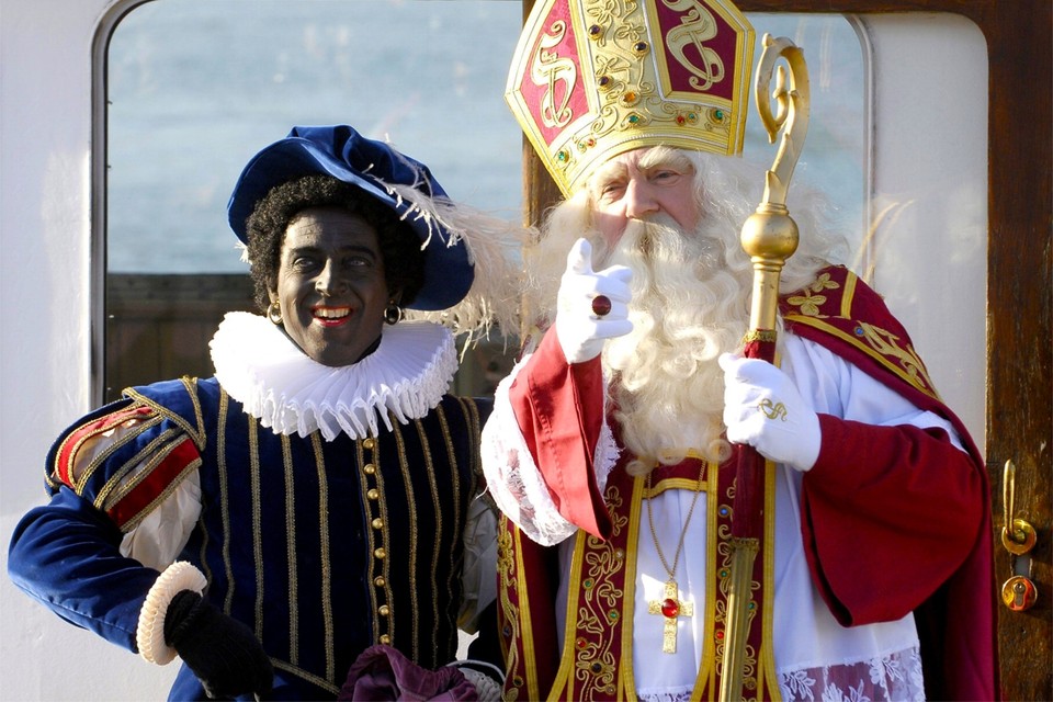 Het zwart geschminkte knechtje van de Sint met krullenpruik, oorbellen en dik aangezette lippen: een “racistische traditie” die moet verdwijnen, vindt een meerderheid in het Europees Parlement.