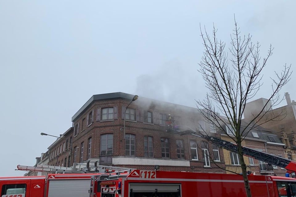 De brandweer rukte met man en macht uit naar het gebouw op de hoek van de Noordstraat en de Gasstraat.