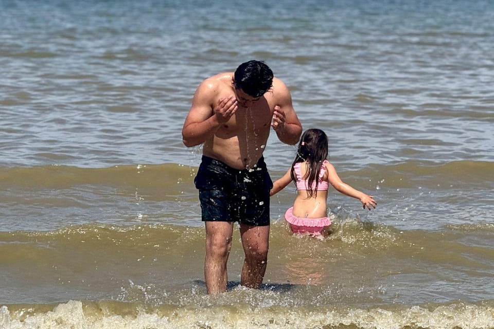 Tropical spring weather attracts mass to coast, hundreds of sun lovers ignore swimming ban: « Often it keeps on Pootjebaden » (inland)