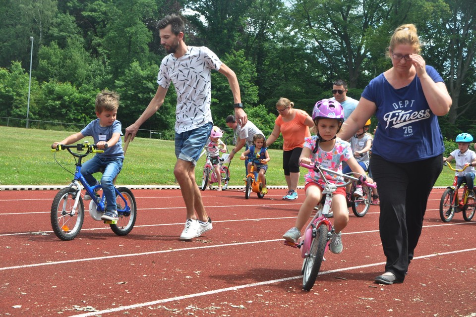 kortademigheid Onhandig Uitgebreid Vergeet zijwieltjes en gebruik kleurencodes: ouders geven tips om je kind  veilig te leren fietsen | Het Nieuwsblad Mobile