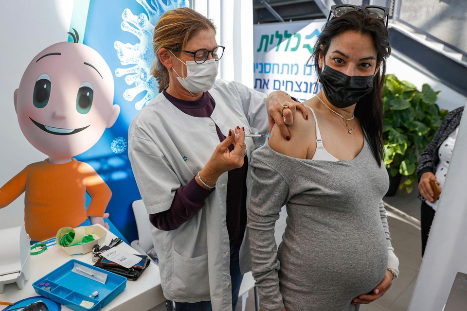 Een zwangere vrouw wordt gevaccineerd in Tel Aviv 