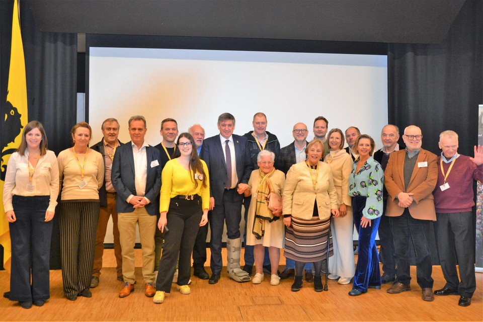 Voorzitter Valerie Michel (links) met een deel van het lokale N-VA-team en minister-president Jan Jambon op de scène van Werf44.
