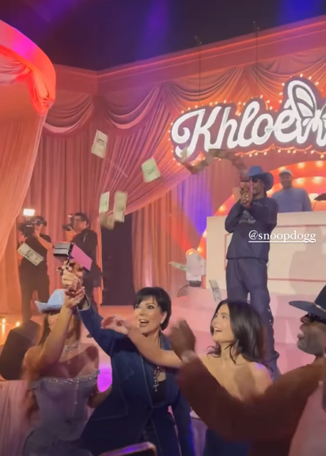 Kris Jenner 在 Snoop Dogg 演唱会期间掏出一把钱枪