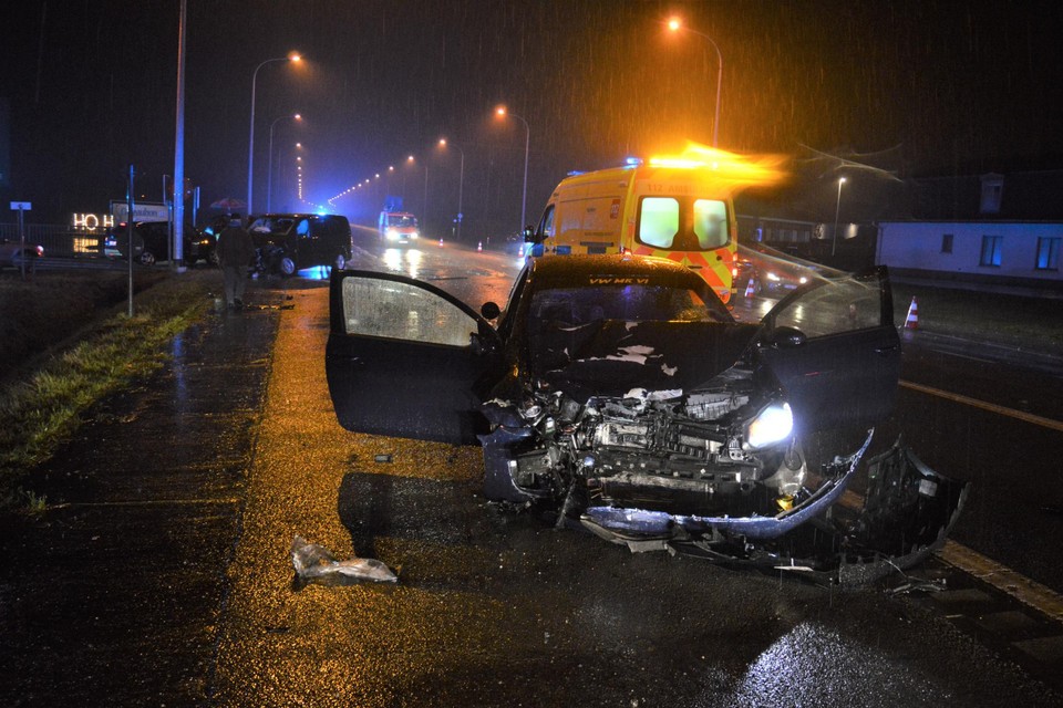 De bestuurder van de Volkswagen Golf moest door de brandweer bevrijd worden. Hij raakte zwaargewond.