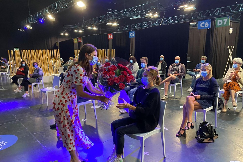 Een bos rode rozen voor Sabrina Kerstens na 100.000ste prik.