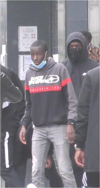 Deze jongeman werd gefilmd toen hij na plunderingen met een stapel kleren door Brussel liep 