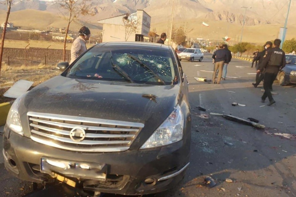 Volgens de Iraanse regering werd de auto van de atoomfysicus Mohsen Fakhrizadeh vrijdag in een voorstad van de hoofdstad Teheran beschoten door “terroristen”. 
