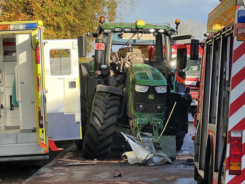 Ook de tractor liep veel schade op.