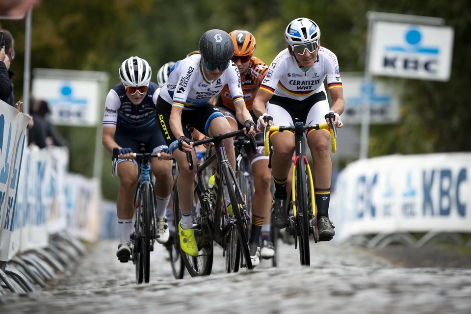 De winnares van 2021 Annemiek van Vleuten (Mitchelton - Scott) en Lisa Brennauer (Ceratizit - WNT Pro Cycling Team) voeren de forcing op de Oude Kwaremont. De finale van 2022 zal bij de vrouwen en de mannen identiek zijn. 