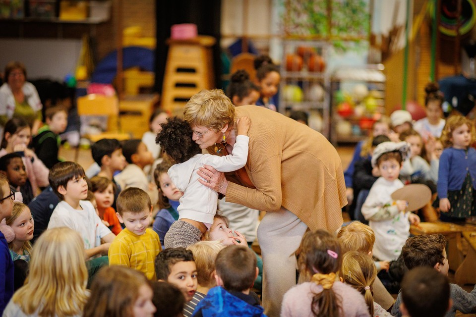 Iedere leerling kreeg nog een warme knuffel van juf Annie.