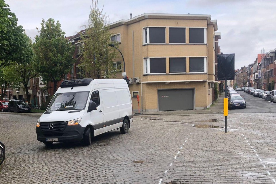Een eenzaam verkeersbord staat klaar in Sint-Amandsberg, midden op dit kruispunt.