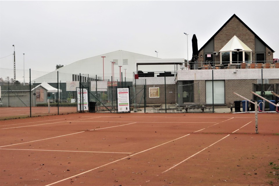 De speelvelden van De Wehzel worden uitgebreid met een winterhard tennisterrein.