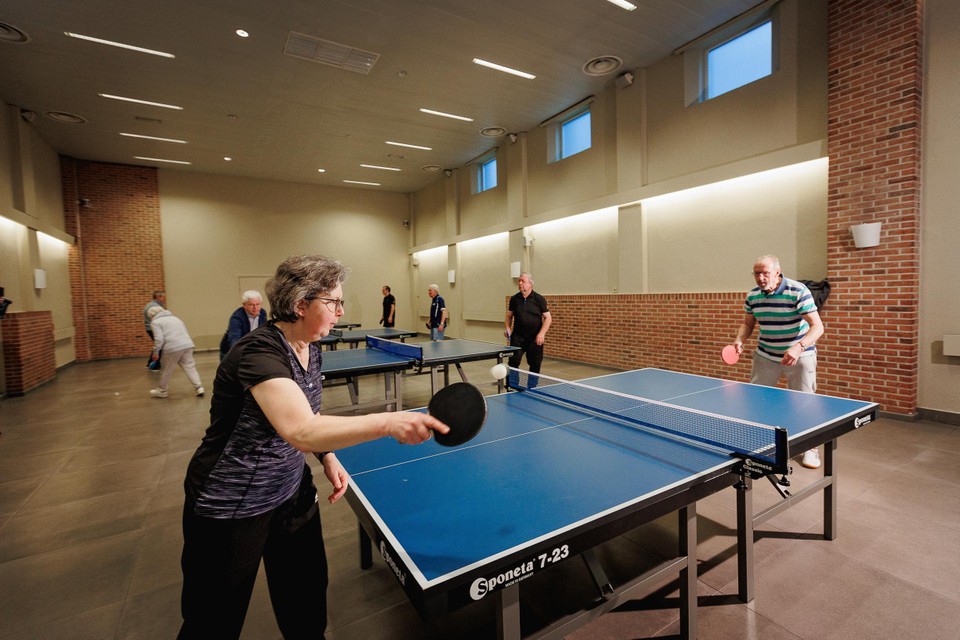 Mickey speelt zelf al lang tafeltennis en leert het ook aan anderen aan.