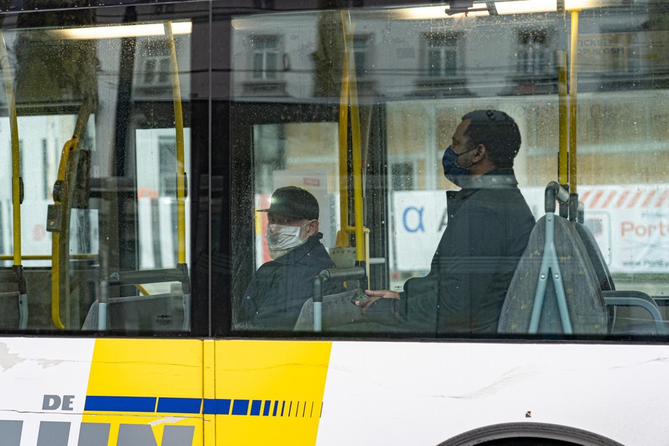 De man werd agressief tegen twee controleurs op een Lijnbus.