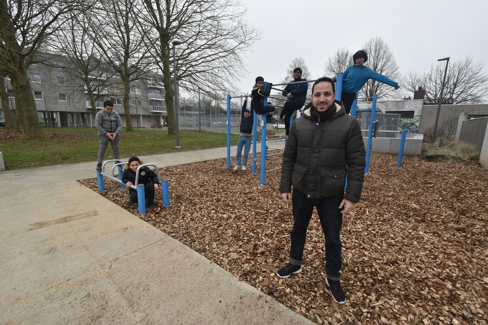 Jeugdschepen Moad El Boudaati bij de jongeren die al meteen het calisthenics-park kwamen uittesten.