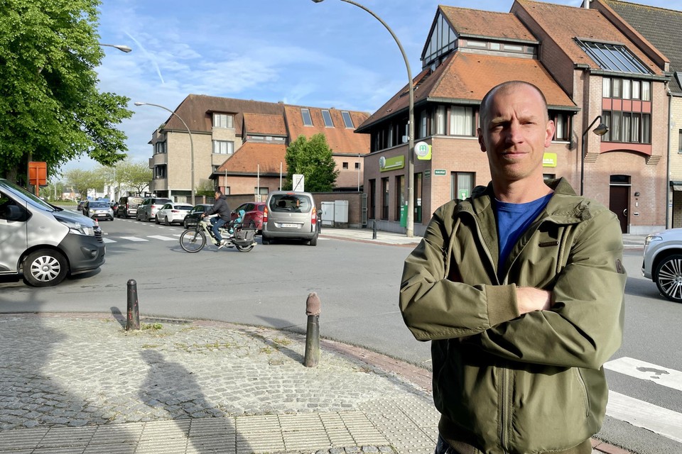 Buurtbewoner en ouder Wim Vanysacker laat zijn kinderen niet over het kruispunt fietsen: “Te gevaarlijk.”