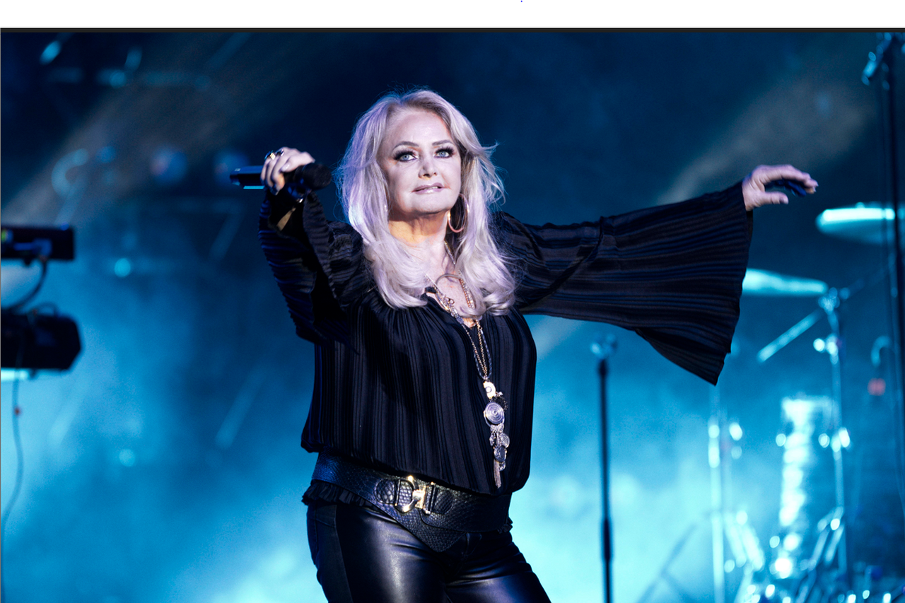 Bonnie Tyler, het muziekicoon met één hit die iedereen kan meezingen, al  snoepte ze die af van een andere wereldster | Het Nieuwsblad Mobile