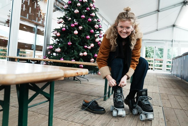 Op de kerstmarkt in Gent kan je dit jaar niet schaatsen, maar wel rolschaatsen. 
