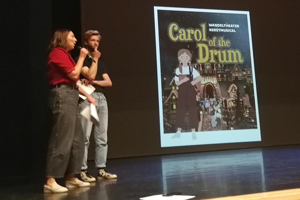 Heleen Teuwen en Senne Jonckers onthullen de affiche van hun kerstmusical, die midden december Geel opvrolijkt.