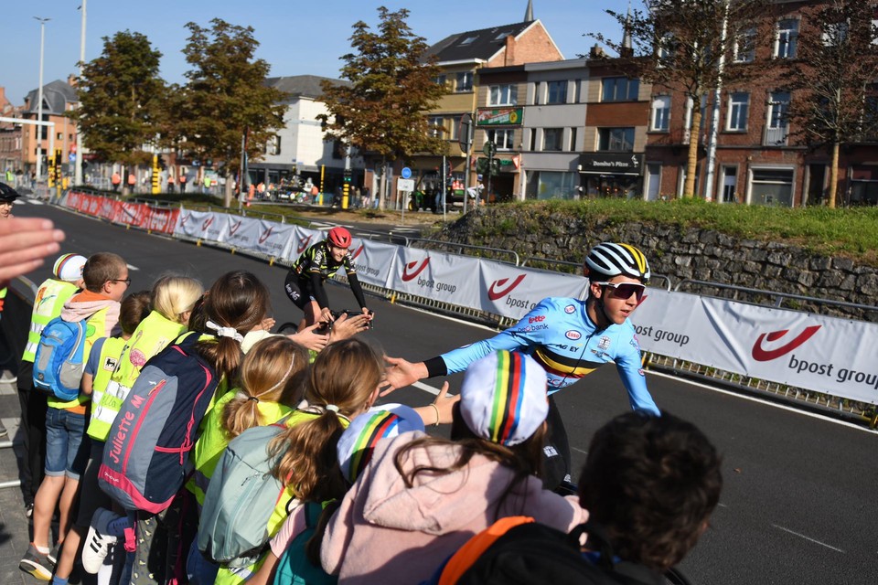 Zelfs tijdens de verkenning van het parcours kunnen de renners al rekenen op veel fans.