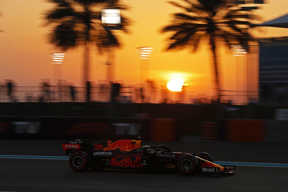 De Grote Prijs van Abu Dhabi wordt gereden bij zonsondergang: een uniek beeld. 