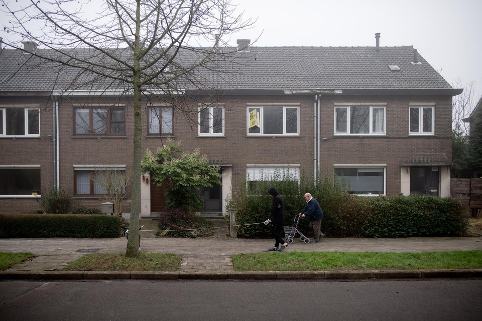 Een pas verkochte sociale woning in de Saffier­straat in Antwerpen staat alweer te koop: de vraagprijs is nu flink hoger.  