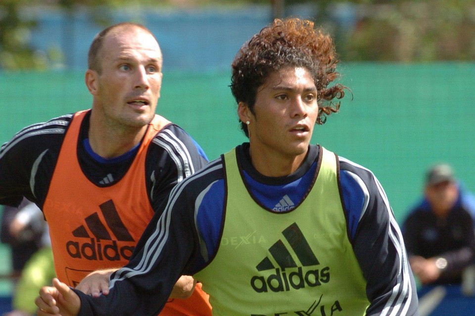 Daniel Chavez, in 2006 op training bij Club Brugge in duel met Philippe Clement. 