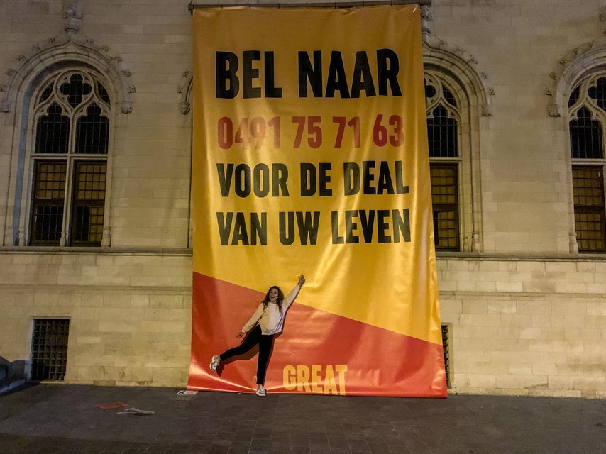 Ook aan het oude stadhuis op de Grote Markt van Kortrijk kon je niet naast de oproep kijken.