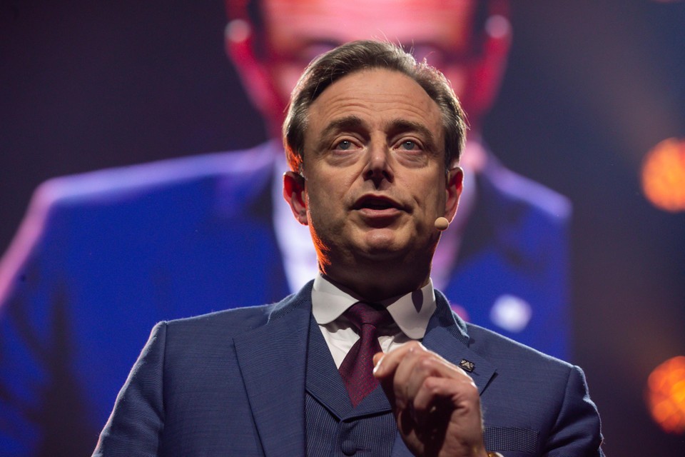 Volgens Bart De Wever ligt zijn partij van twee kanten onder vuur. “Dat is ontmoedigend en dat wordt nog bikkelhard.” 