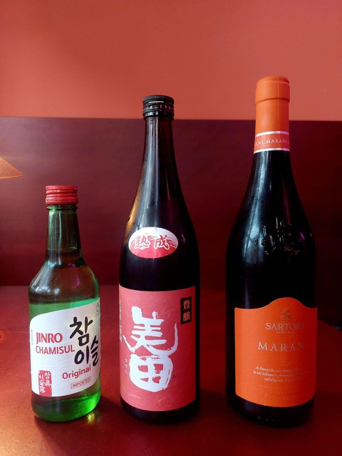 Op de kaart vind je soju, sake, verschillende wijnen en lokale biertjes.