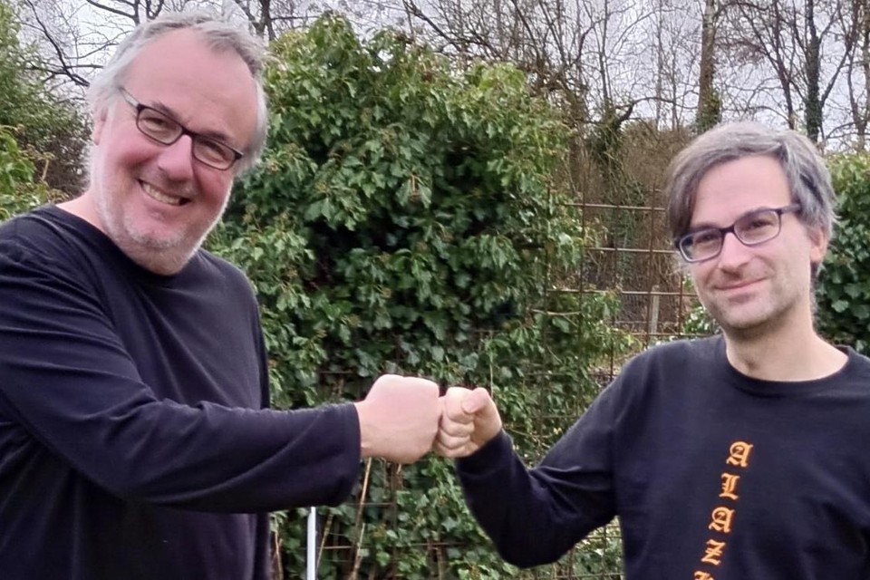 Stef Windelinckx (L) geeft de fakkel door aan Koen Vankerkhoven (R). 