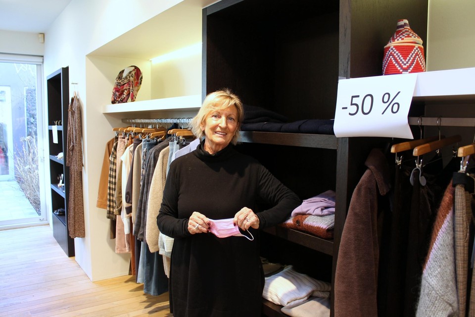 Marleen Van Laer van de Maldegemse kledingzaak Diffrent pakt meteen uit met grote kortingen. 