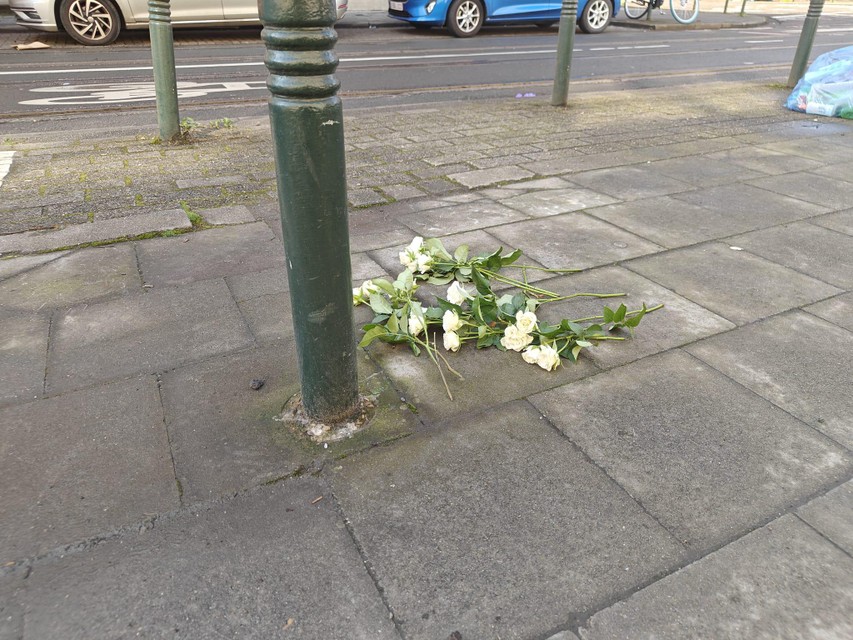 Op de plaats van de schietpartij in Laken zijn bloemen gelegd voor het slachtoffer.