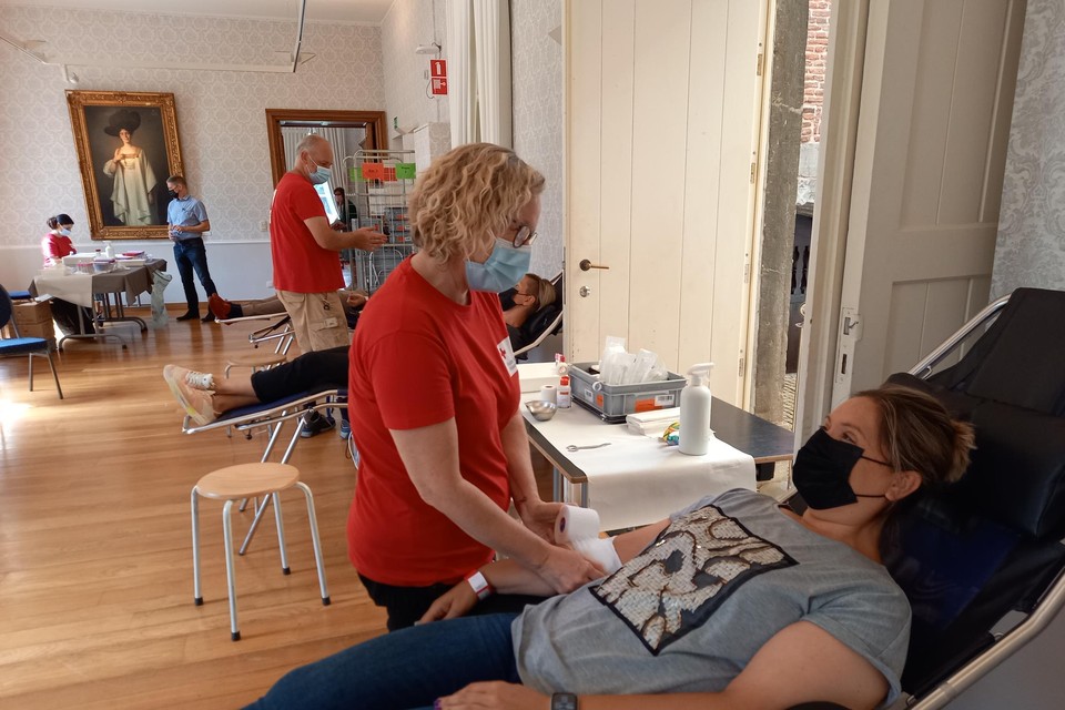 Donderdagnamiddag kwamen 100 mensen bloed geven in de landcommanderij van Alden Biesen in Bilzen.