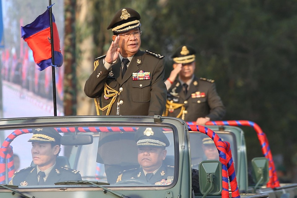 Hun Sen tijdens een militaire parade. Achter hem: zijn zoon Hun Manet. 