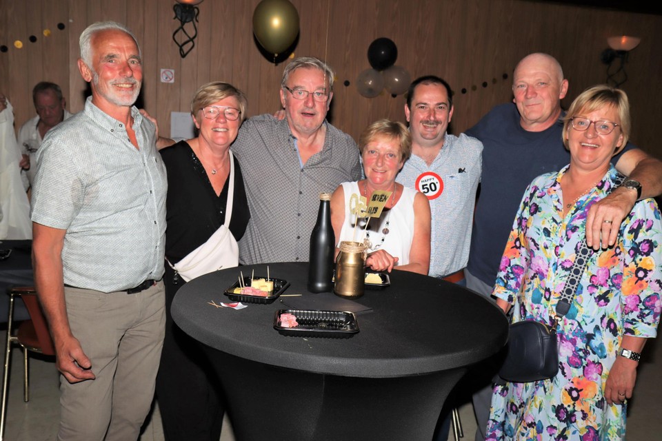 Cafébaas Mario Hautekeete (derde van rechts) samen met Noël Van Landschoot, Greta Bracke, Daniel Van Landschoot, Katrien Vlaminck, Marc Laureyns en Fabienne Devos. Officieel de laatste klanten van Seven Seas, toen de zaak op 13 maart 2020 wegens corona vervroegd de deuren moest sluiten.