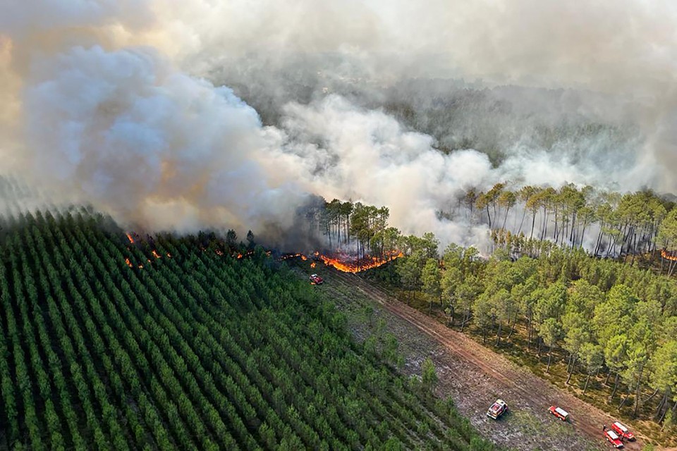 De brand bij Landiras heeft al 2.100 hectare verwoest. 