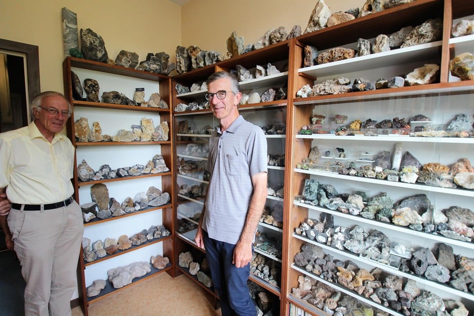 Paul en Hugo in hun eigen mineralogisch museum.