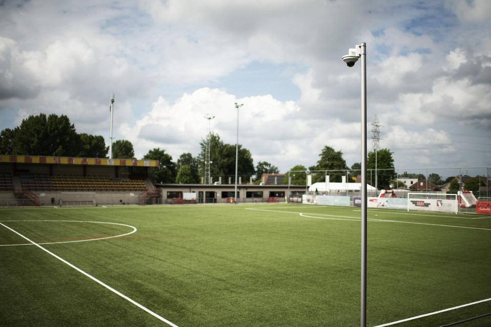 Een slimme camera langs de kant van het amateurveld registreert elke beweging van de voetballer.