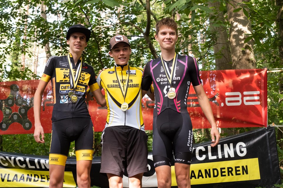 Milan Nijs (links) stond vorig jaar al eens op het podium van het PK mountainbike. Staat hij zondag ook op het PK-podium op de weg?
