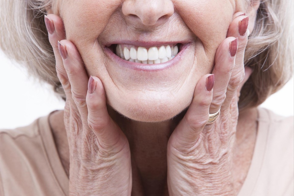 Weerkaatsing Moedig aan Stijg Hoe bleek je je tanden? Tandarts geeft tips voor witte tanden | Het  Nieuwsblad Mobile