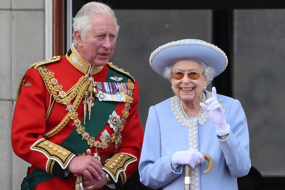 Huidig koning Charles, en wijlen koningin Elizabeth II.