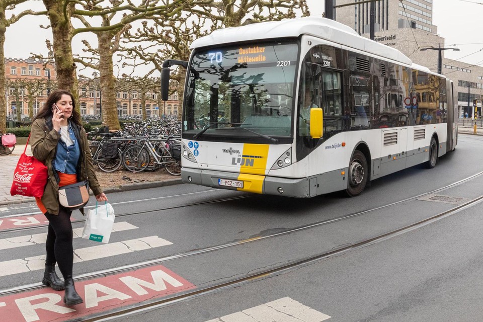 Garderobe Meer dan wat dan ook straal Ghelamco Arena verliest een bus, Technologiepark krijgt er eentje: hoe De  Lijn het busnet in Gent beter wil maken (Gent) | Het Nieuwsblad Mobile