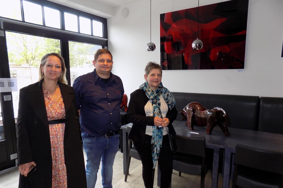 Kunstenares Anita Fleerackers (rechts) uit Gierle mag een deel van haar werken exposeren in het voorlopig leegstaande restaurant Anders van Davy Daems en Nickie Kanen op de Markt in Kasterlee. 