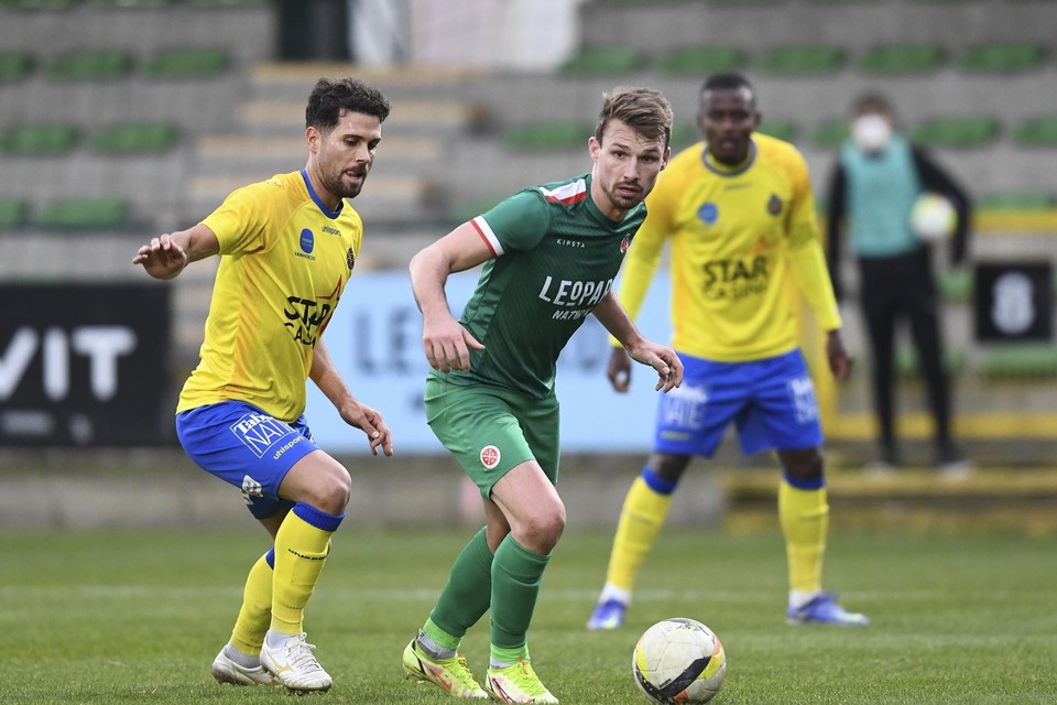 Virton - Waasland-Beveren: Leonardo Bertone in duel met Jonas Vinck.