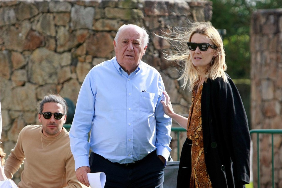 Inditex-oprichter en hoofdaandeelhouder Amancio Ortega (midden) met zijn dochter Marta en haar man Carlos Torretta, in de hippodroom van La Coruña. 